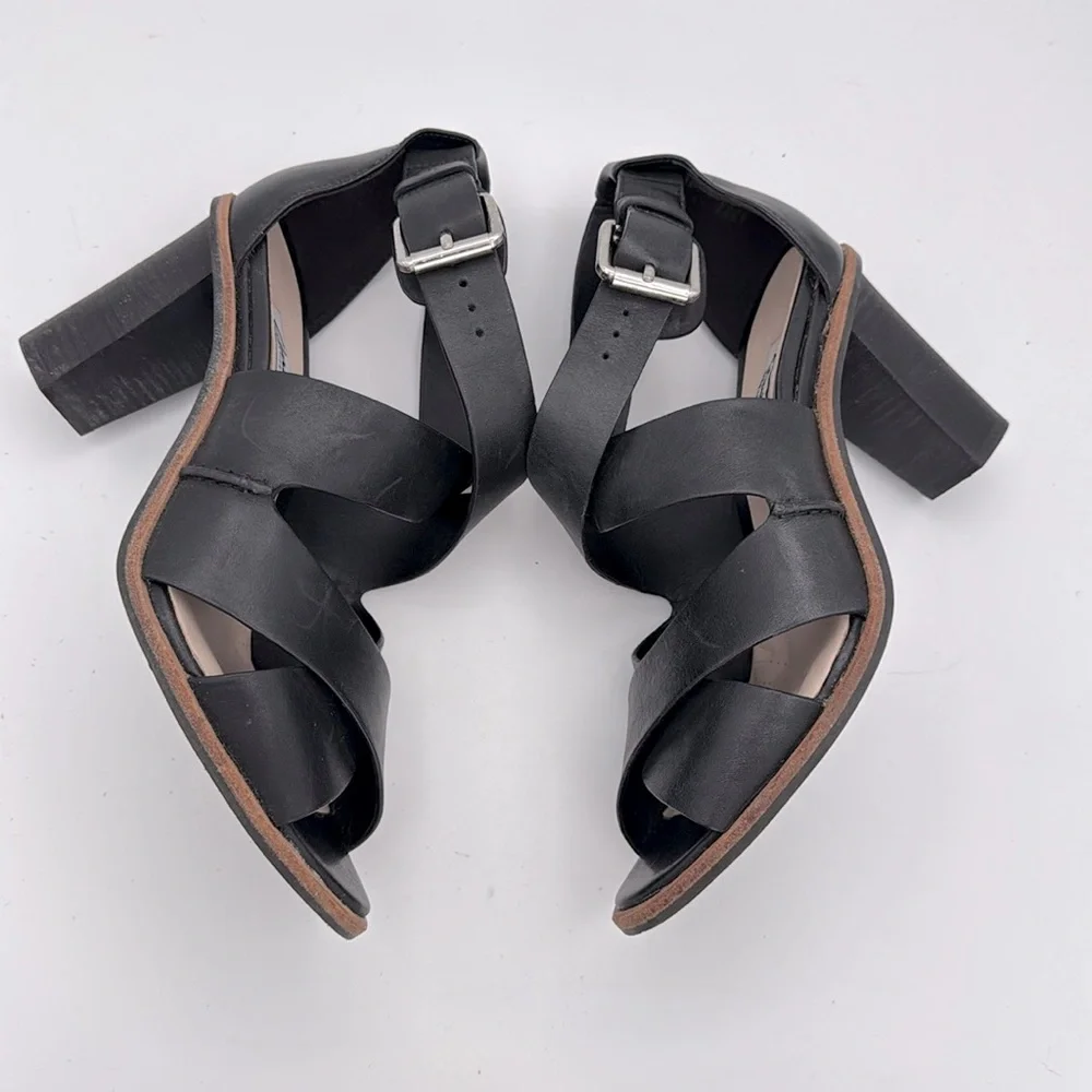 Clarks - women’s Oriana Bess heeled sandals black genuine leather shoes size 6.5